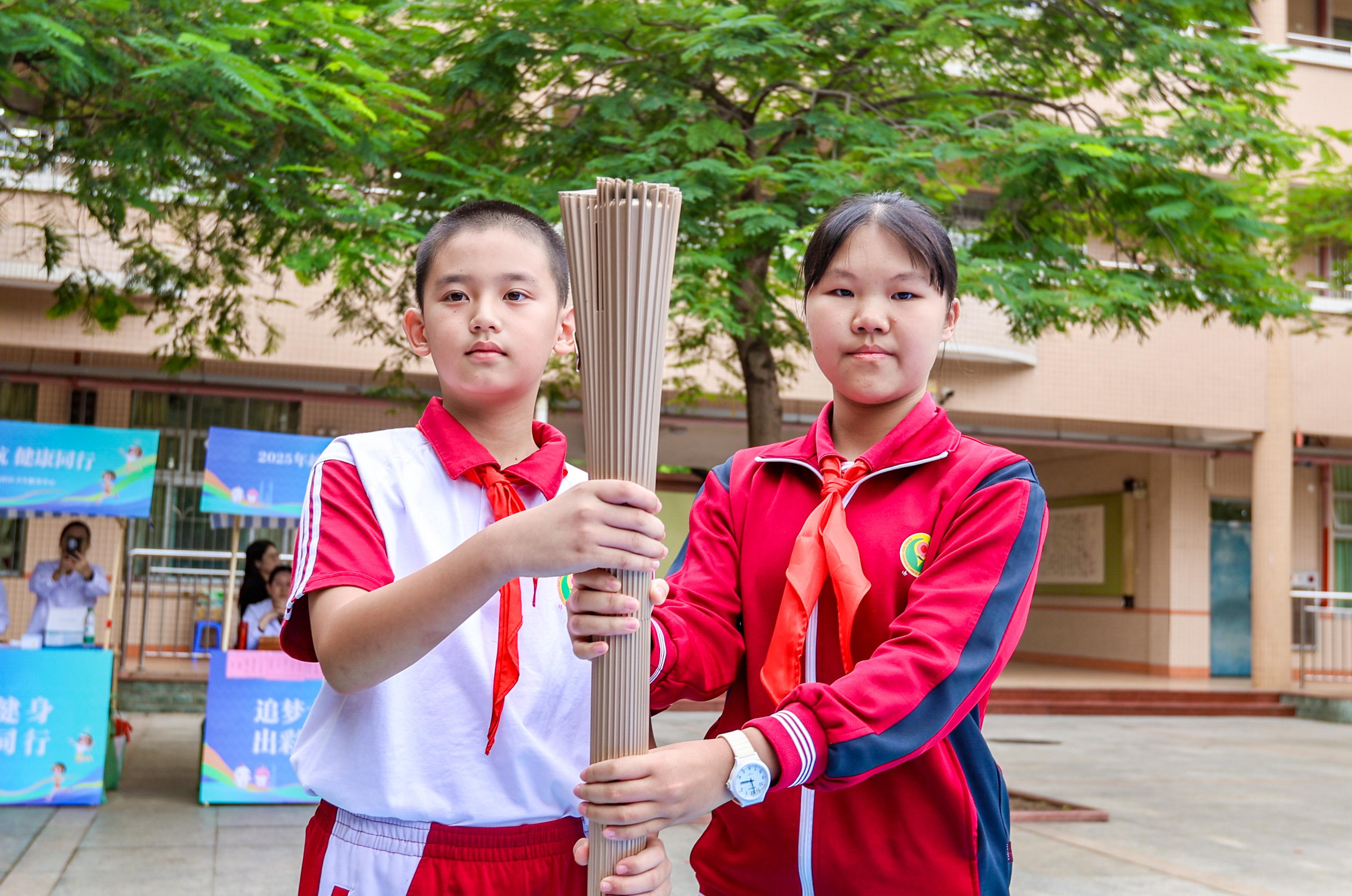 十五运火炬华侨外国语1