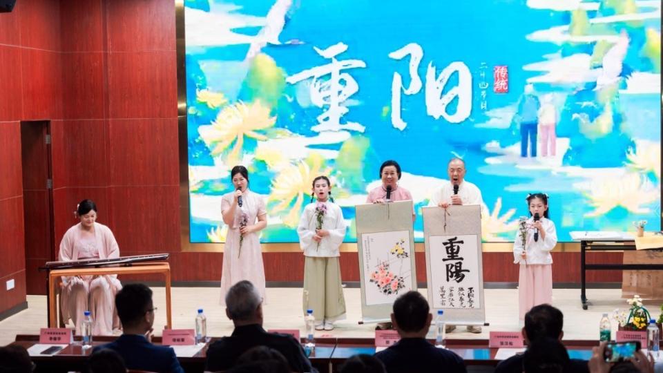 菊酒欣佳节·山河寄远怀——乙巳年重阳节诗词吟诵会隆重举行