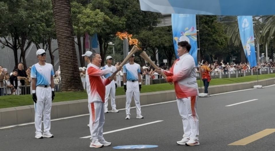 十五运火炬手、深大校长毛军发：火炬传递的更是追求卓越、勇于突破的信念