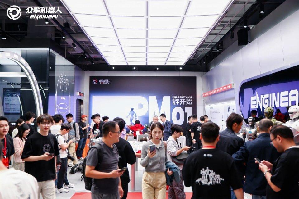 机器人参考丨全球首家人形机器人主题潮品店深圳亮相，由众擎联合打造