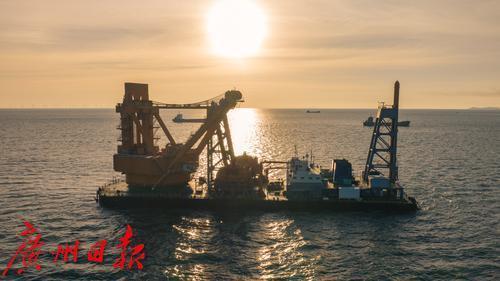 世界最大抓斗挖泥船“金广”亮相防城港港30万吨级进港航道扩建工程