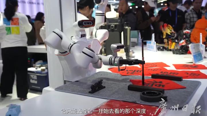 高交会·视频丨无界智慧：写个“福”字！高校团队聚焦康养陪护“数字家人”！