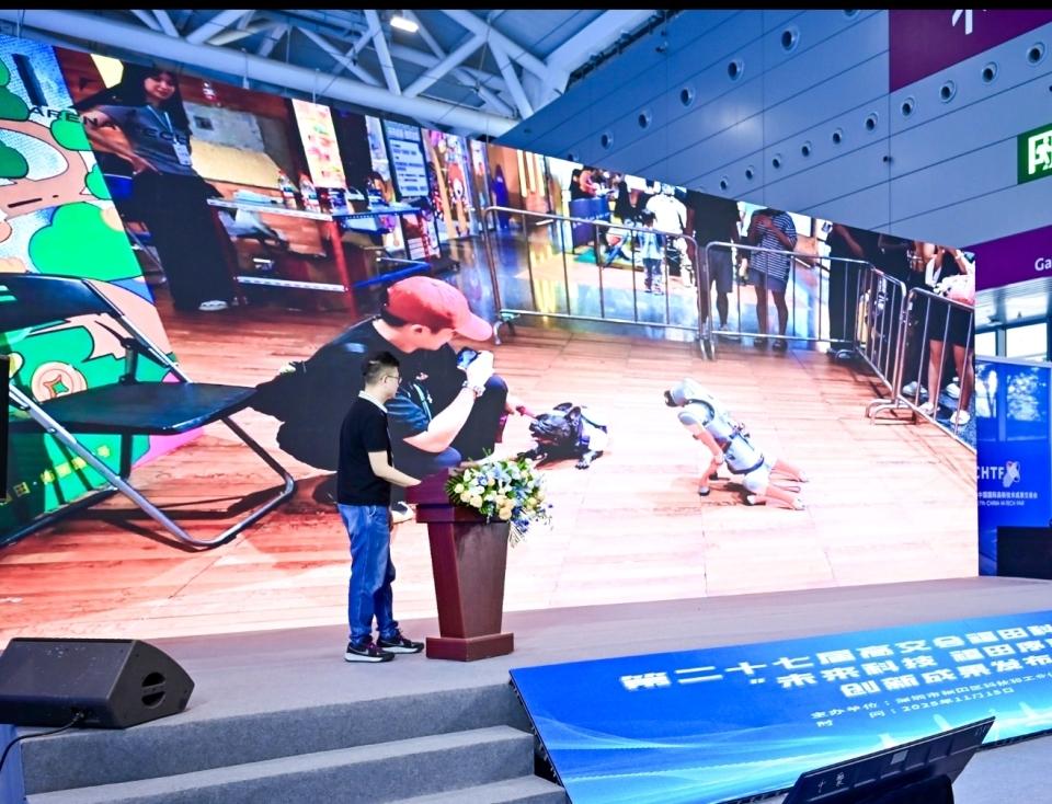 高交会·视频丨爱伦那：机器狗化身“神枪手”对战！具身智能再闯竞技赛道！