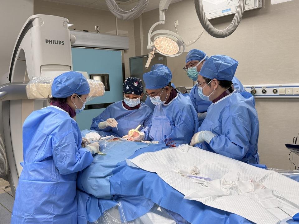 暨大附一院完成全国首批血管外除颤器植入手术，为心脏装上“救护车”