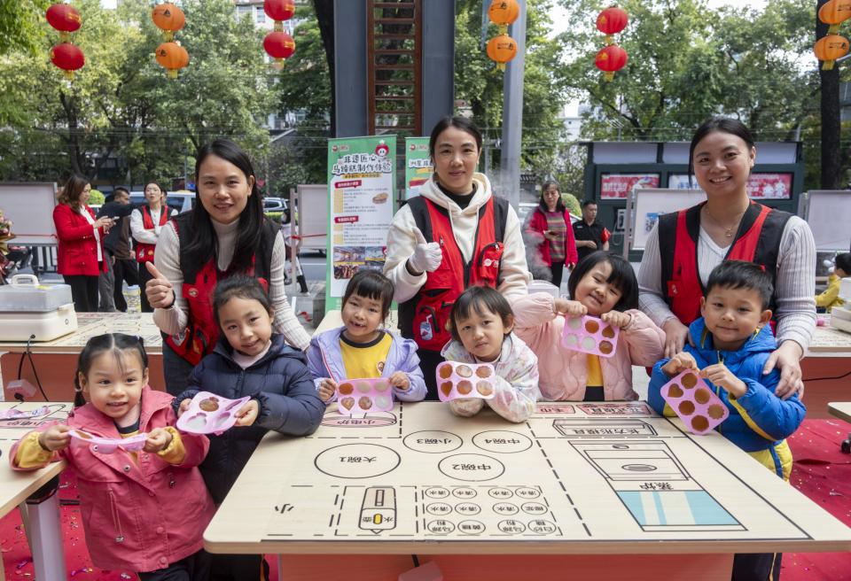 萌娃闹市学做马蹄糕！广府非遗“洲星粤礼”体验店亮相 