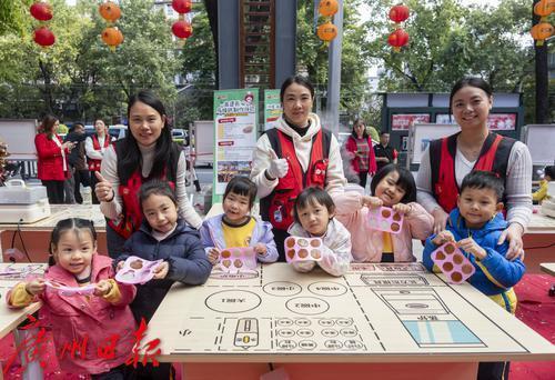 图集｜萌娃闹市学做马蹄糕！广府非遗“洲星粤礼”体验店亮相
