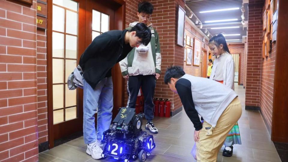 越秀区首个“社区智能创客室”落地珠光街道