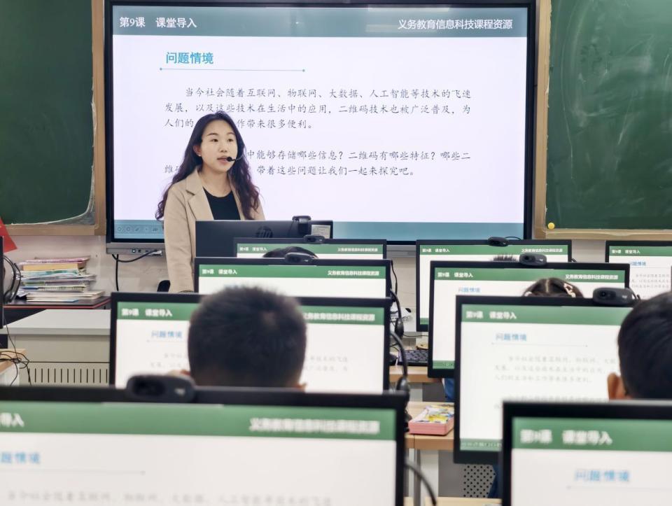 小学生在信息科技课上当“二维码专家”｜ 广报探校