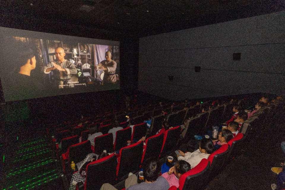 103乡后代齐返影院！《英雄三元里》点映引爆本土观影热潮