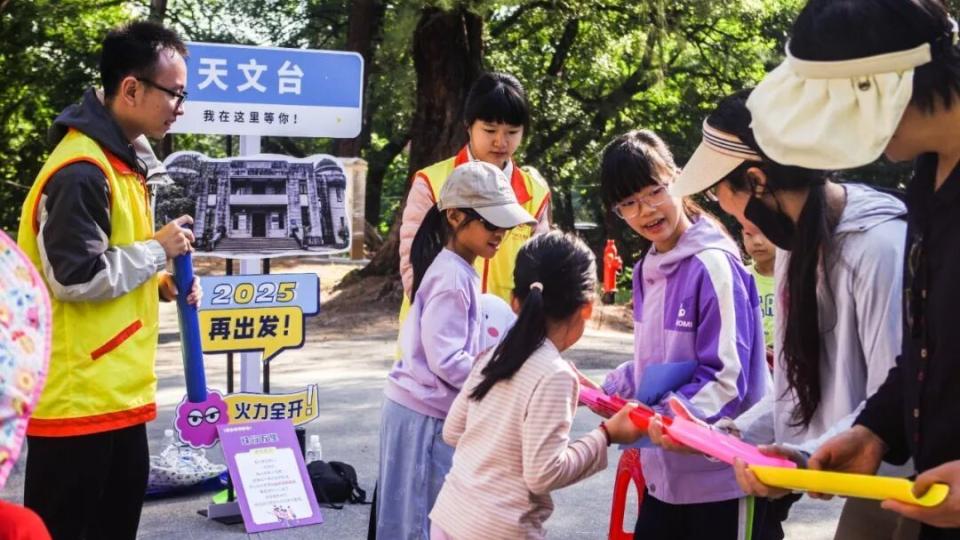 为爱行走，与善同行！五山街坊健步做公益，解锁华农美景传递爱心