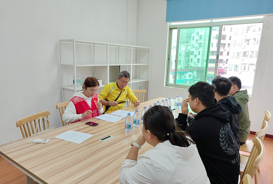 市政所、居委会、小区物业三方会谈。通讯员供图