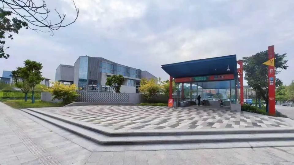 从“坑洼积水”到“平整葱郁”，白云文化广场站出口升级获居民点赞