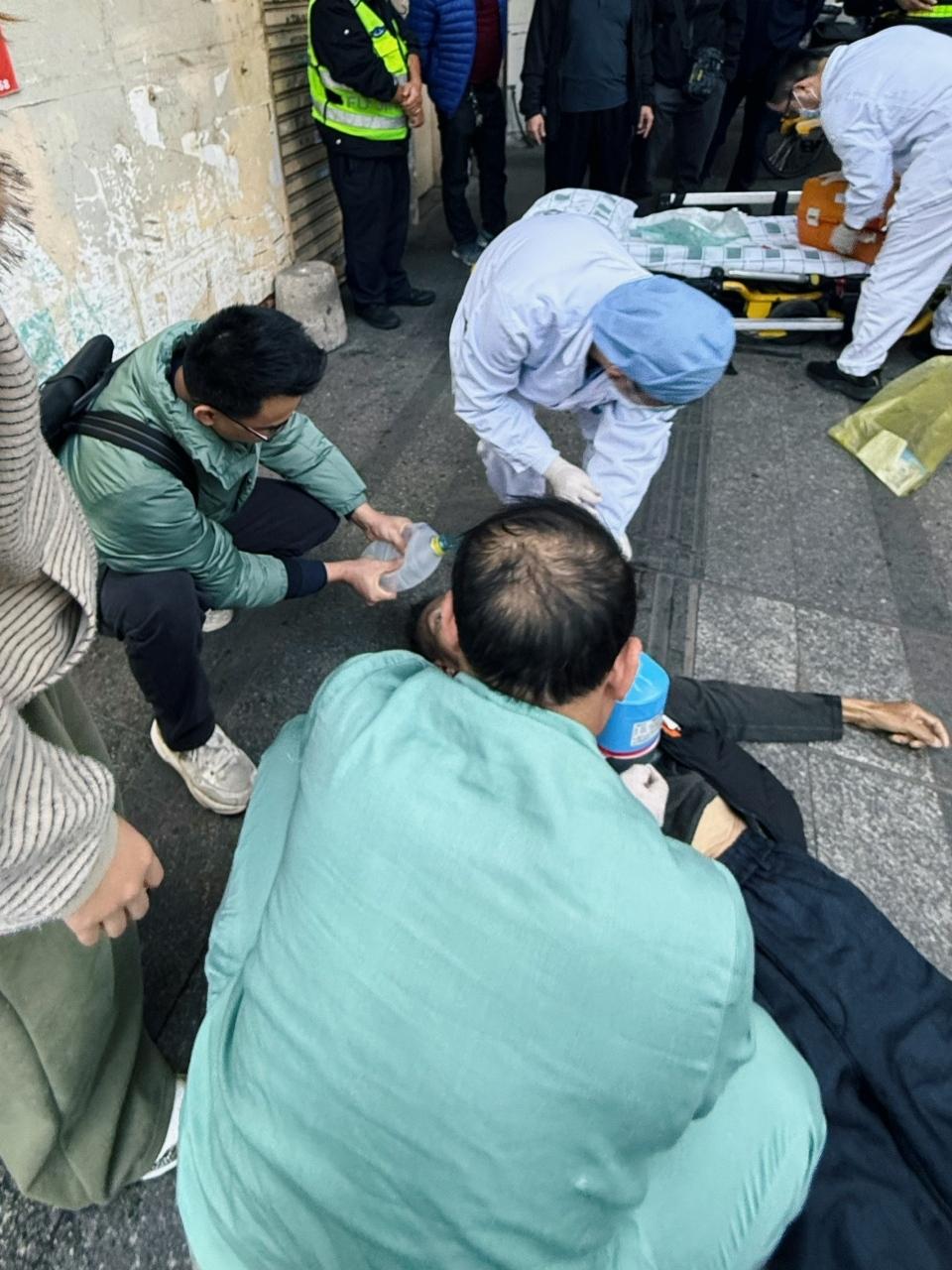 ​七旬老人突然倒在街角！幸好遇到上班途中的三名医护