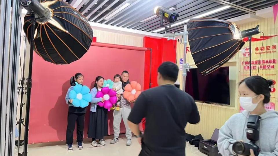 赤岗街道毛纺社区“时光印象”公益摄影温暖定格，民生微实事传递暖心关怀