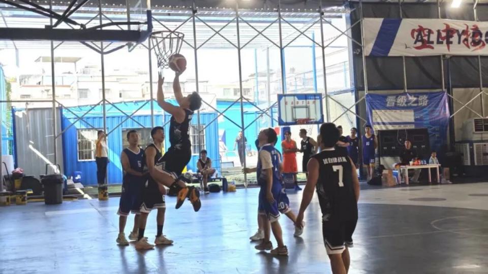​羽球挥洒激情，篮球跃动邻里！珠村南社区体育赛活力绽放