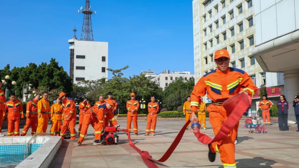 以考促训强技能，夏港街举办社区微型消防站业务技能考核