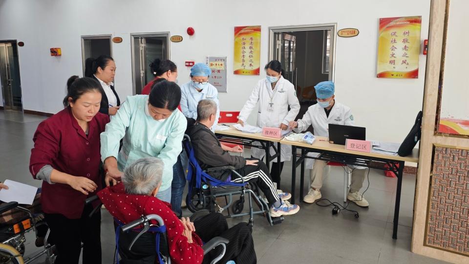 流感活动上升较快，社卫中心为老人院“送苗上门”，打通接种“最后一公里”