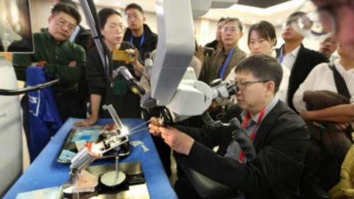 新鲜猪喉模拟人喉、尖端设备助阵……这个培训班让咽喉科医生精准练手