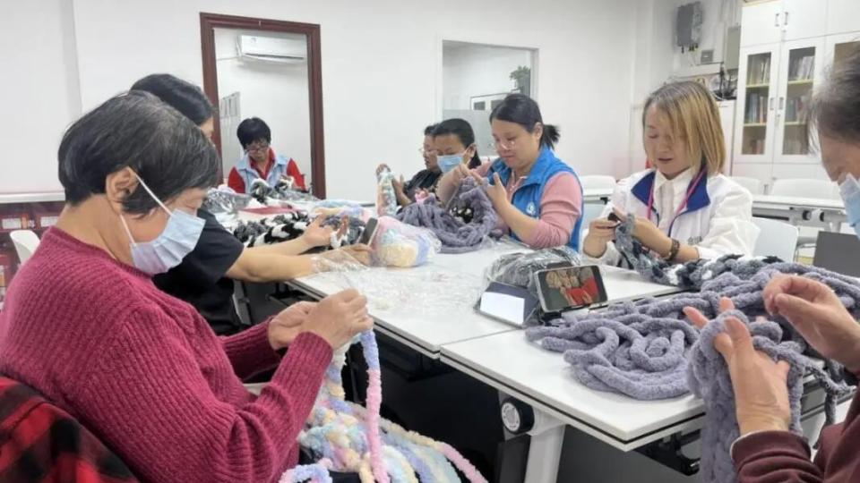 三甫社区开展“暖冬送暖御寒意，银发安康暖人心”惠民服务行动