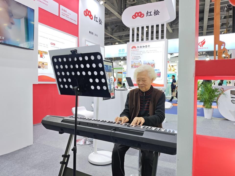 90岁奶奶学琴学AI！文娱科技让银发生活更有滋味