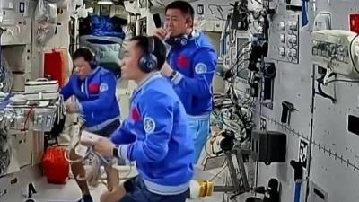 航天员“改签”回地球，神二十返回舱玻璃裂纹是个三角形