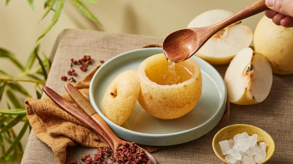 热搜称“止咳化痰润肺一个蒸梨搞定”？没吃对反而会加重咳嗽