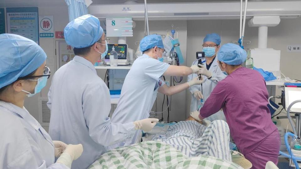 危急，大块鸡肉呛入气管！广州两医院联动上演生死救援