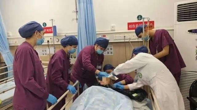 广州番禺：男子捡“甜水”尝了一口，进了ICU！元凶是它！