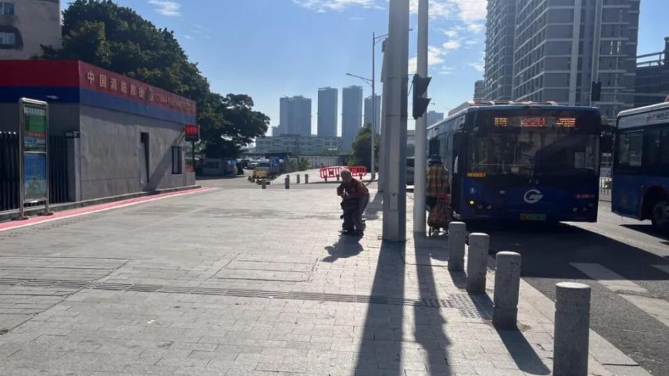 南箕路公交站“搬新家” 居民出行更顺畅