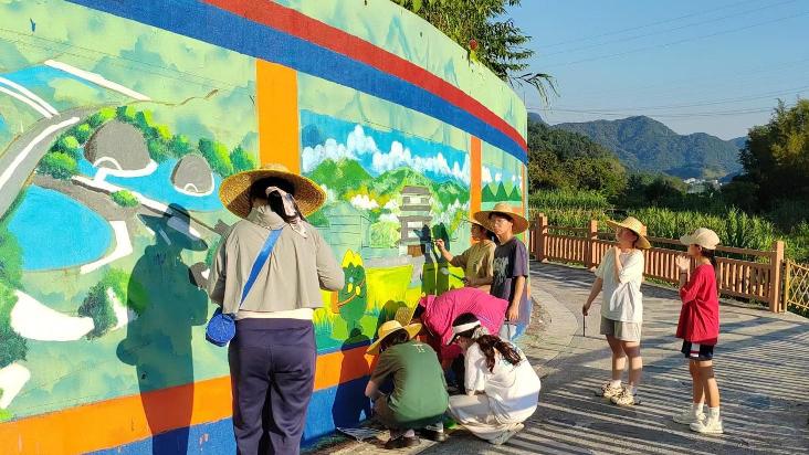 “稻站啦”主题墙绘落成！良口镇米埗村挡土墙变身“网红”打卡点
