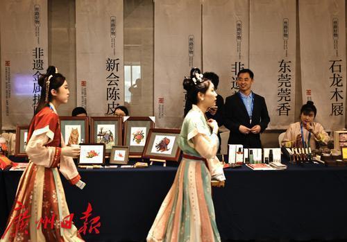 “读懂中国”会场展示非遗香料饰品