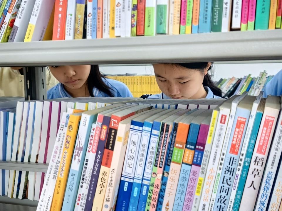 “书香暖山区”走进化州市合江镇