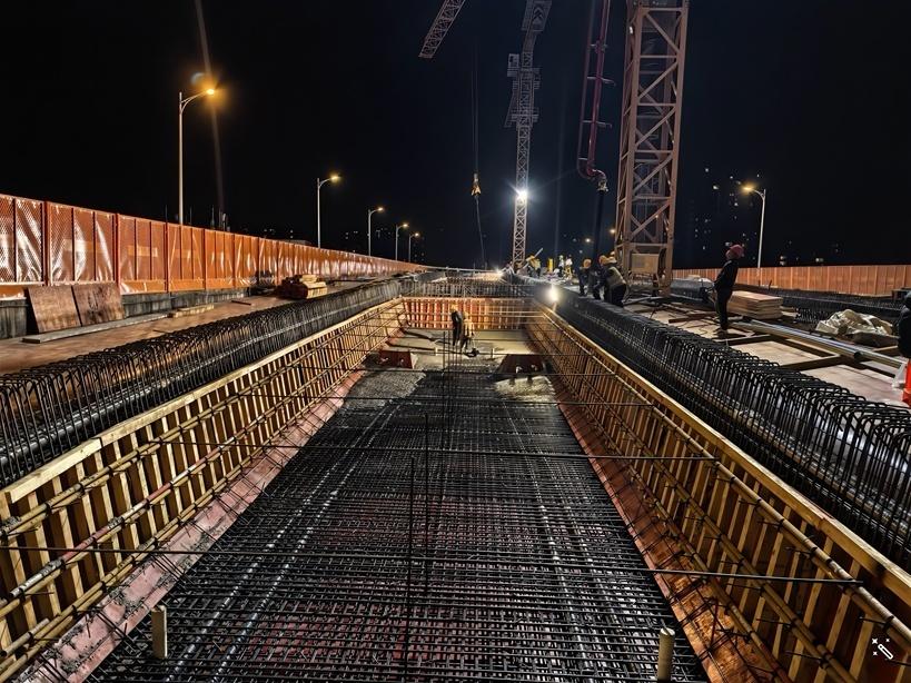 全长107米的佛山桂江铁路立交桥新建桥主梁浇筑完成