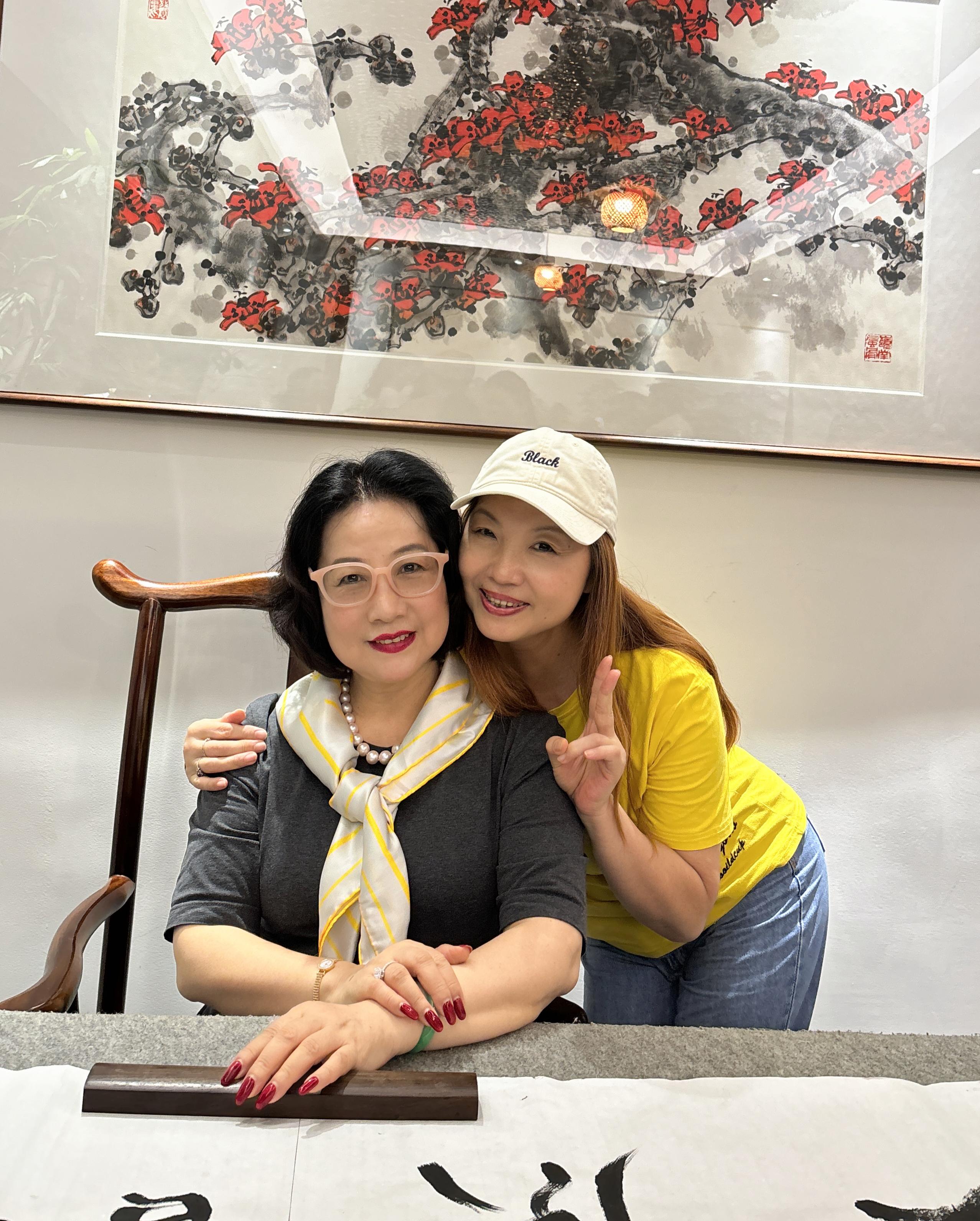 晓君与师父 著名粤剧表演艺术家郭凤女老师 1