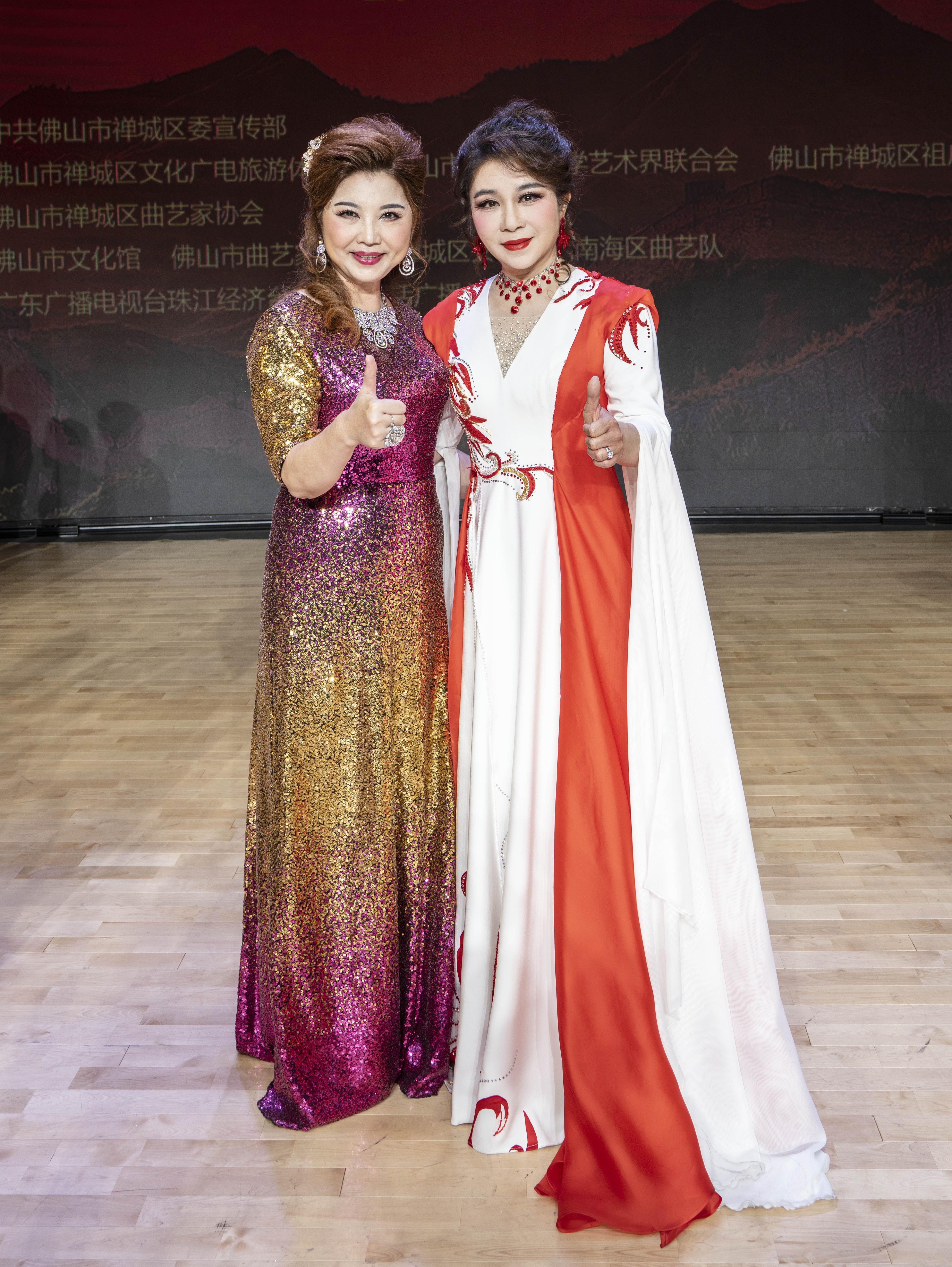 晓君与著名粤曲星腔演唱艺术家 梁玉嵘 合影