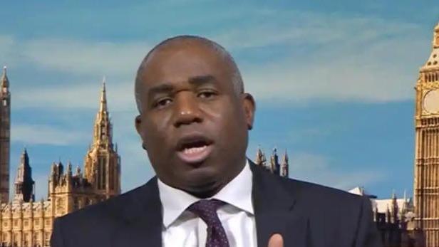 三周误释12名囚犯，英司法大臣：人为失误难免