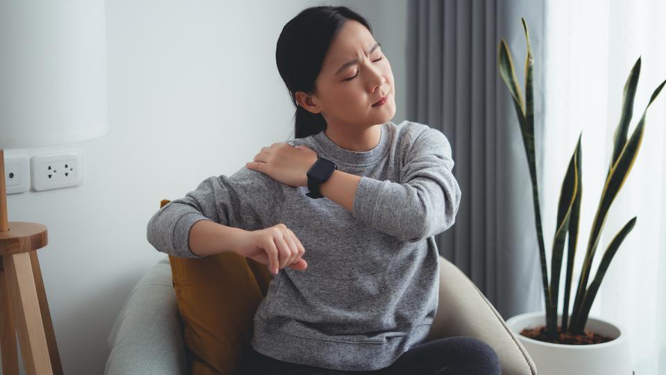 肩膀痛抬不起手？很多人都找错了病因！有些“肩痛”很危险