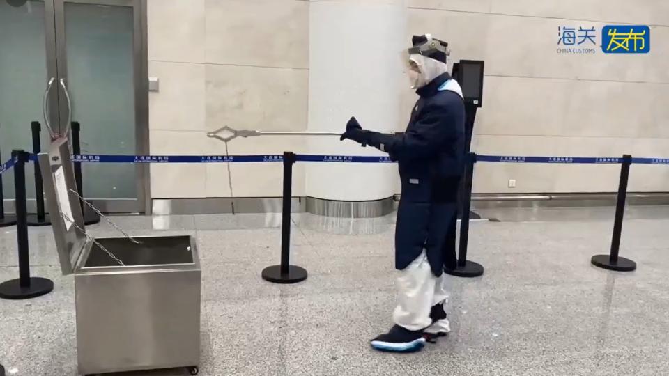 一旅客戴“护身符”过关，触发核辐射警报！实测超标1686倍，自述挂件是朋友赠送