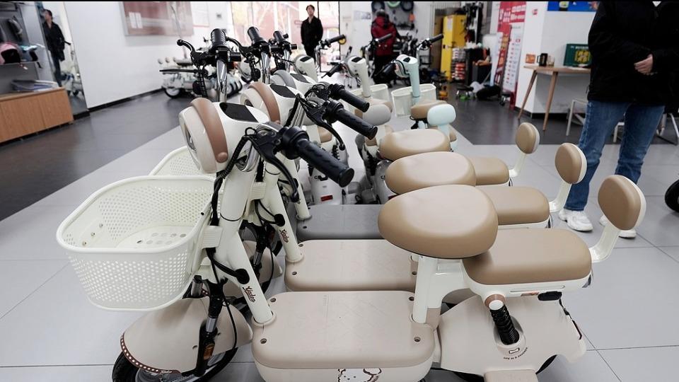 新国标电动自行车不能带小孩？超速会断电？专家详解→