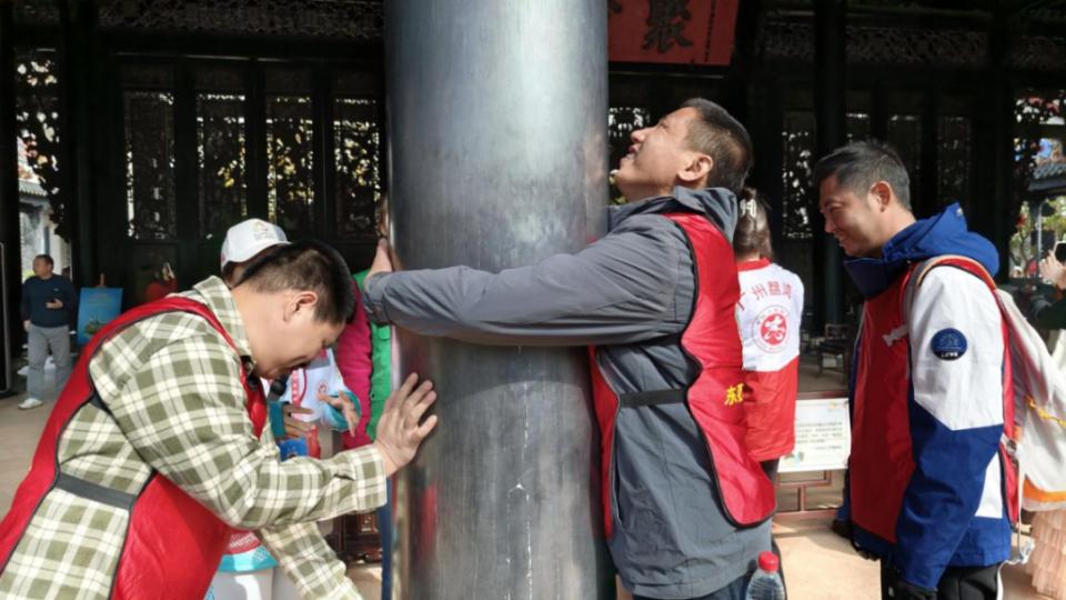 志愿者来帮忙，视障朋友“解锁”陈家祠