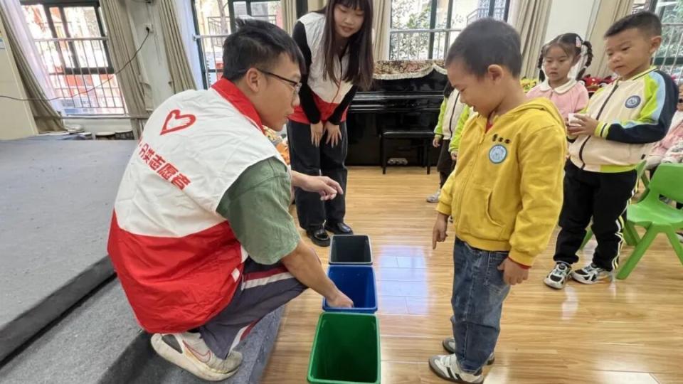 织密垃圾分类宣传网 志愿精神点亮港湾