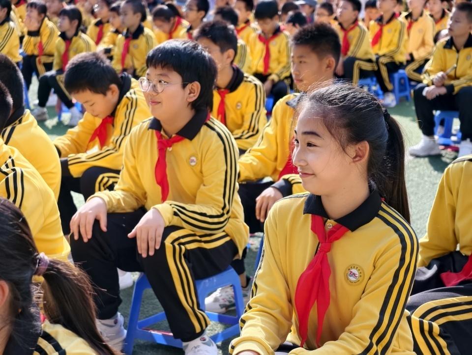 越秀区育才学校“国防教育长廊”启用，学子共诵《少年中国说》气势如虹