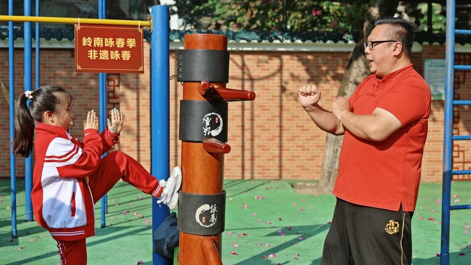 小学生现场切磋咏春！大江苑小学举行“粤韵传承，活力江苑”文化节