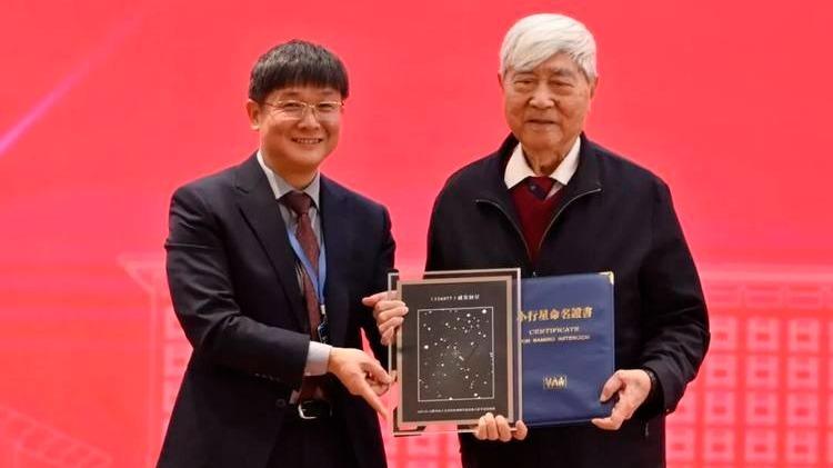 336877号小行星，以他的名字命名！