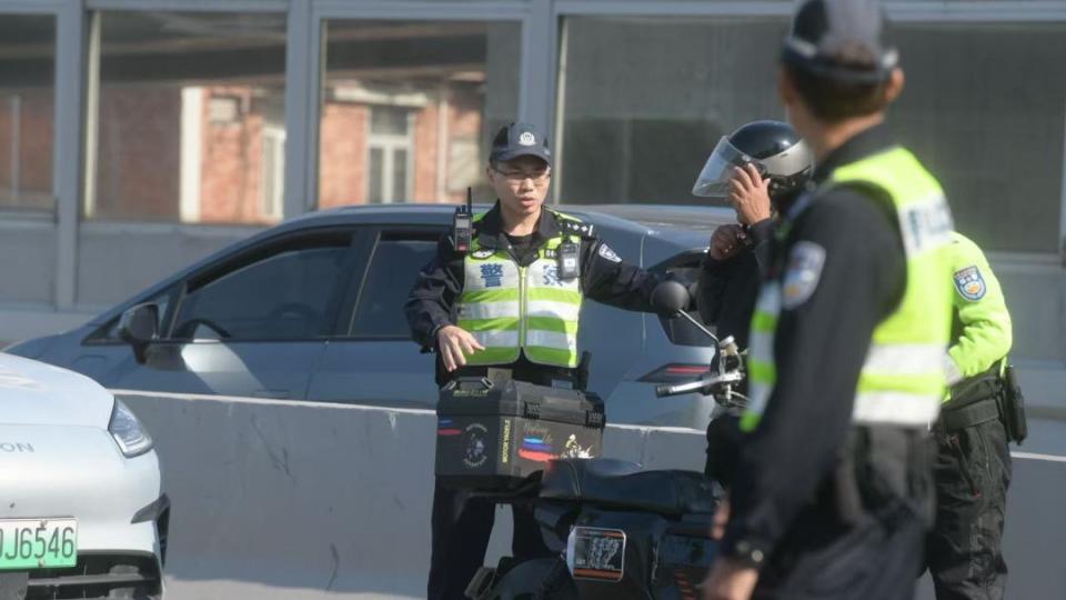 为“赶时间”骑电单车上内环？广州交警：严查！