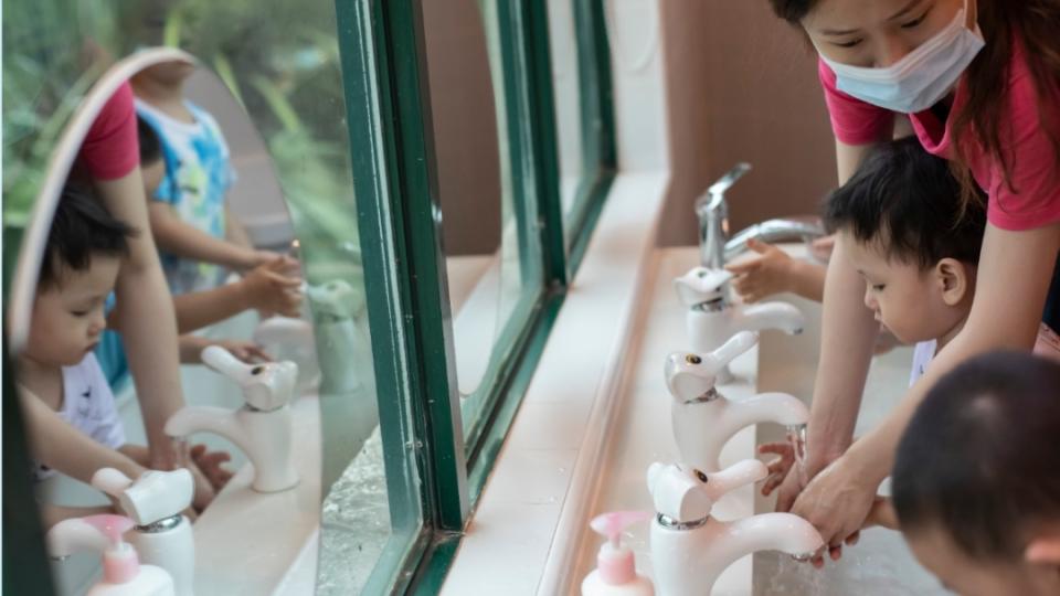 呵护婴幼儿群体！我国拟立法促进规范托育服务