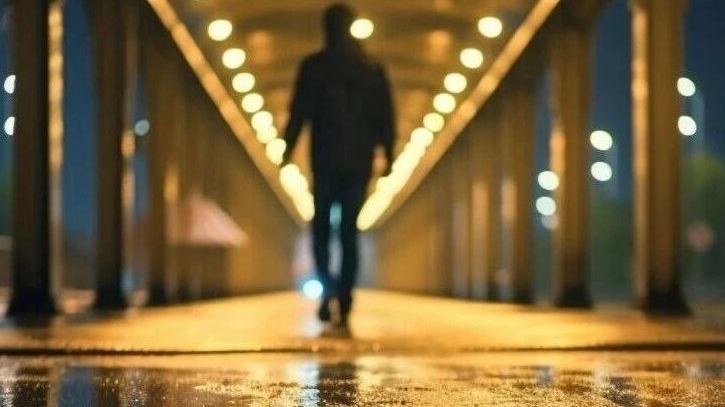 发现室友患有“梦游症”后，男子竟多次设局骗取“感谢费”