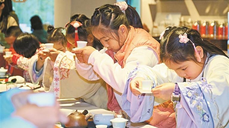 读懂广州·粤韵丨香茗一杯连千埠 水滚茶靓叹世界