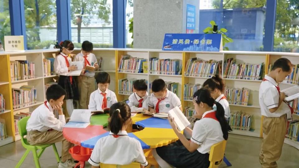 “护苗”润书香， “悦读”伴成长