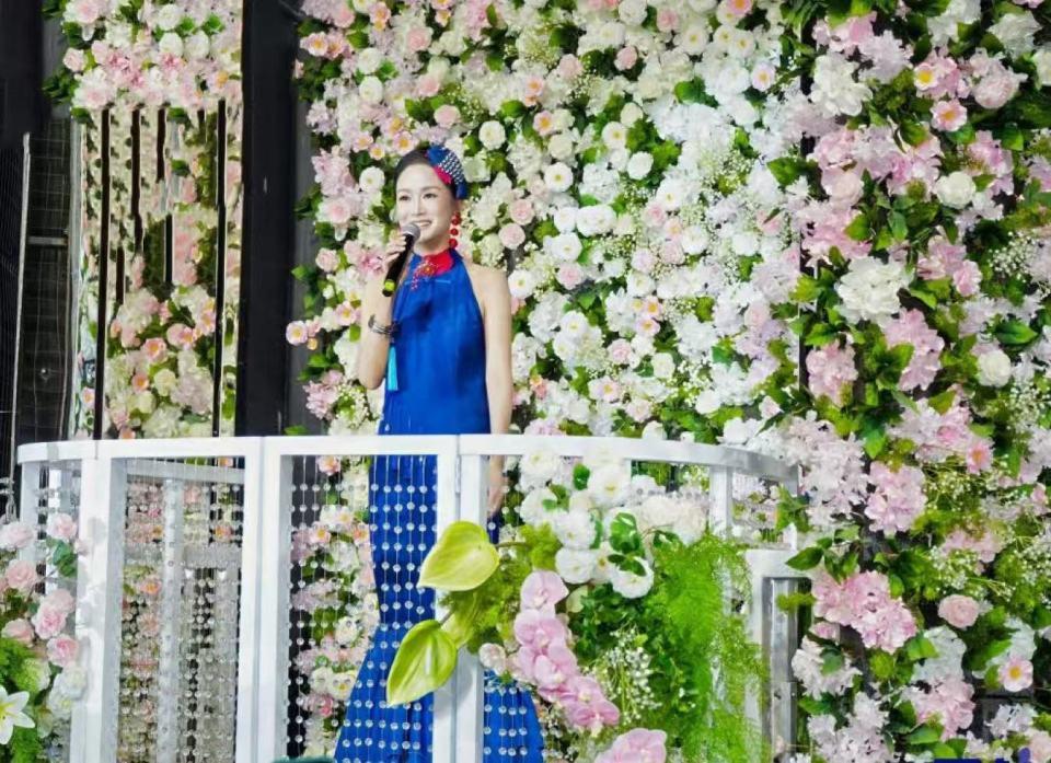 歌手钟雯千灯湖畔唱响非遗时尚新乐章